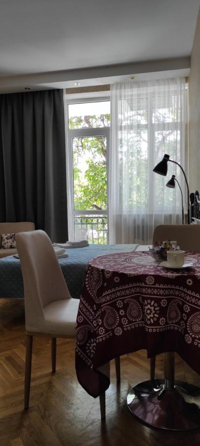 Tranquil Apartment In Vake Tbilisi ภายนอก รูปภาพ